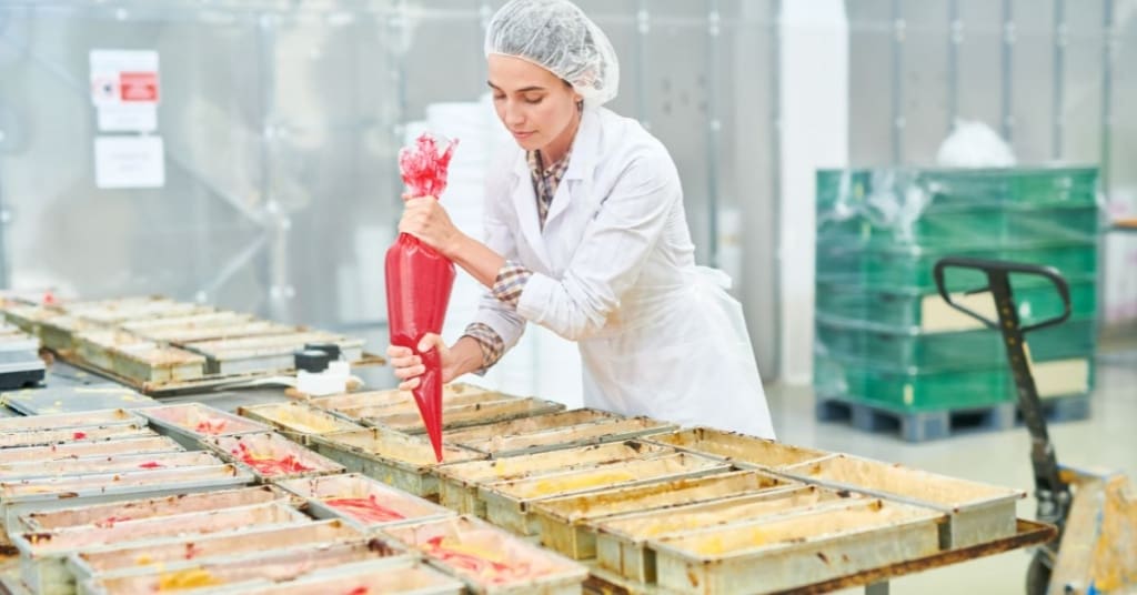 cake-decorating-process food safety fails